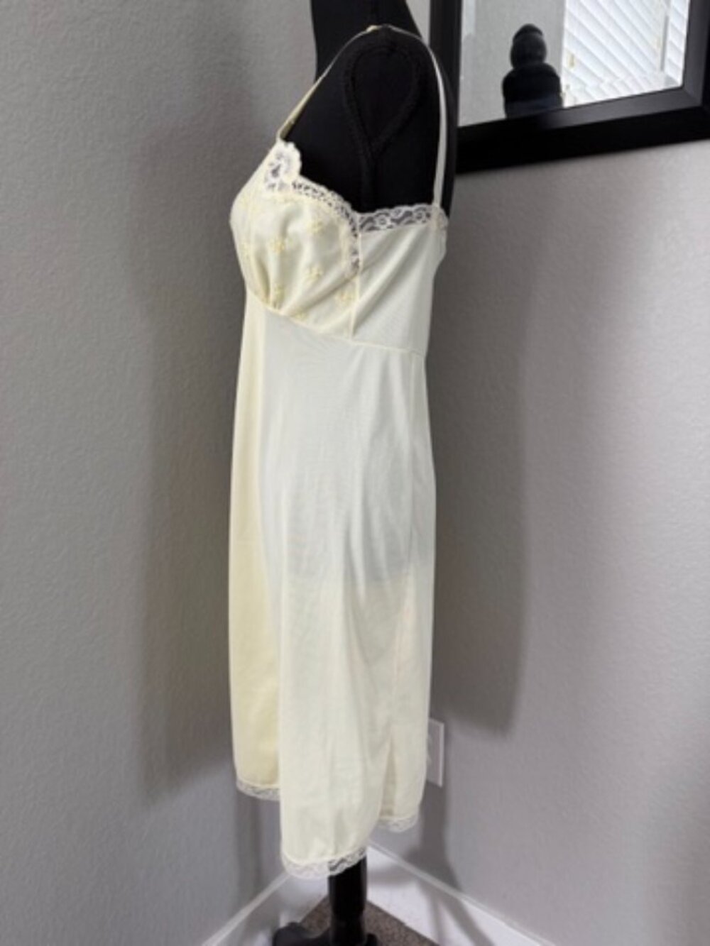 VTG 60s Embroidered Lace Slip Dress Chemise PHILMAID Pale Yellow 34 - Picture 4 of 12
